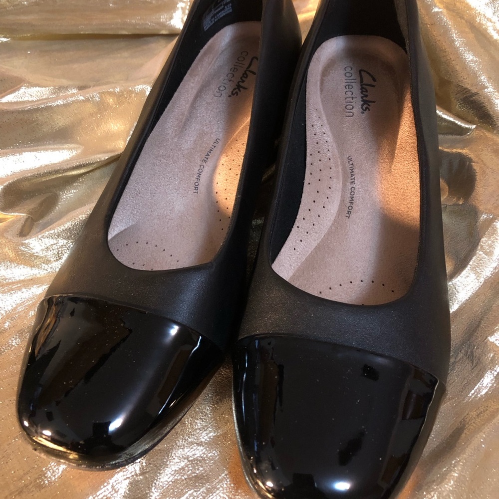 Clarks Black Patent Cap-Toe Womens Comfort Flats